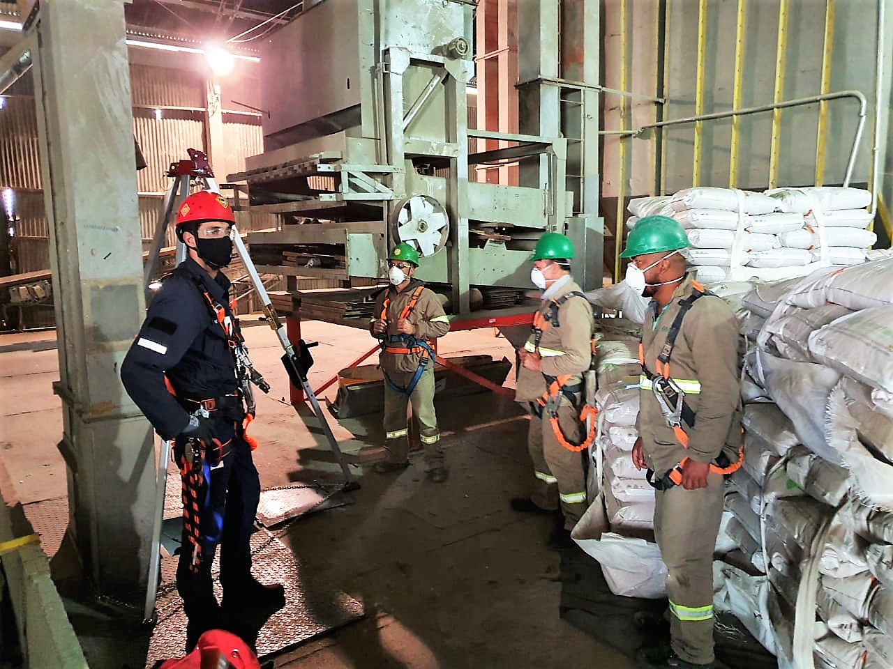 CAAL realiza treinamento periódico para trabalho em altura e em espaços confinados